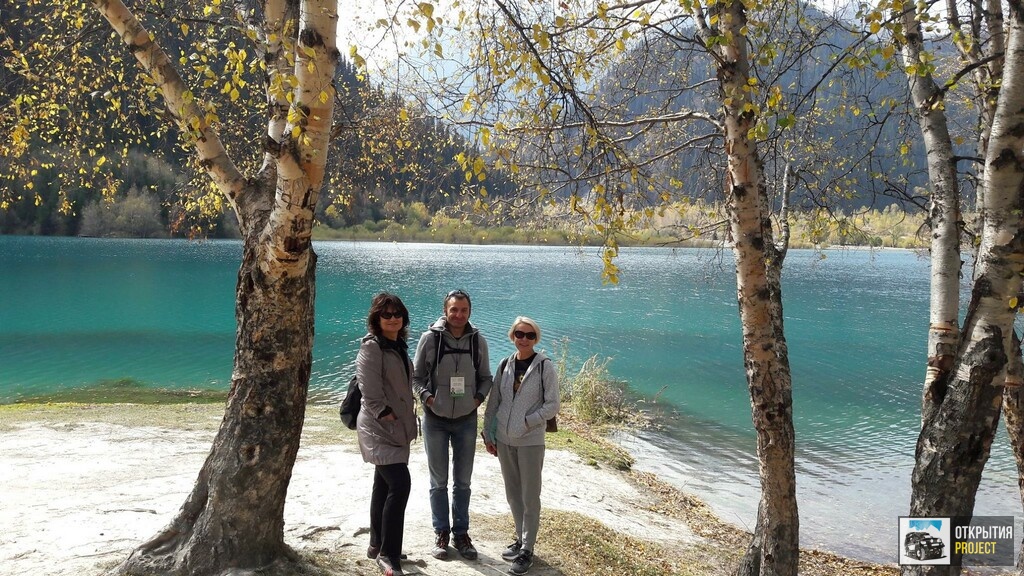 Гид Павел Шитик с туристами на Озере Иссык