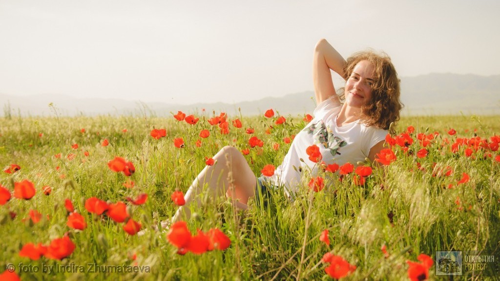 Девушка в маках Алматинской области