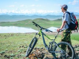 Велотурист на озере Тузколь. Пик Хан Тенгри