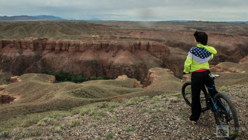 Каньон Темерлик весна. Велотурист