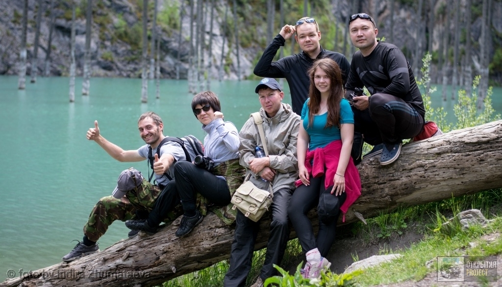Озеро Кайынды с туристами