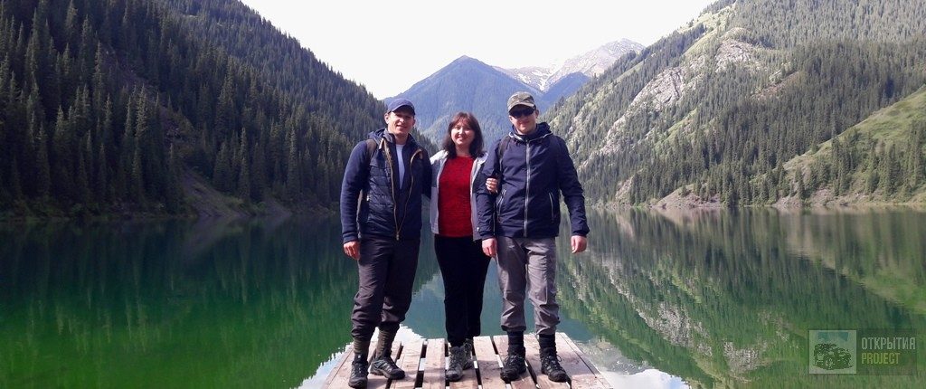 Туристы на озере Кольсай Kolsay