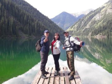 Туристы на озере Кольсай