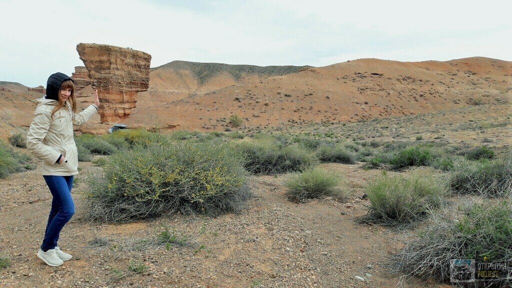 Каменная стелла в каньоне Чарын