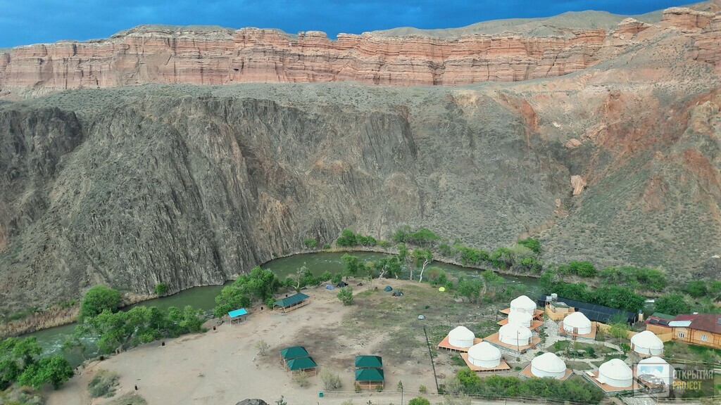 Вид на юрты в Чарынском каньоне