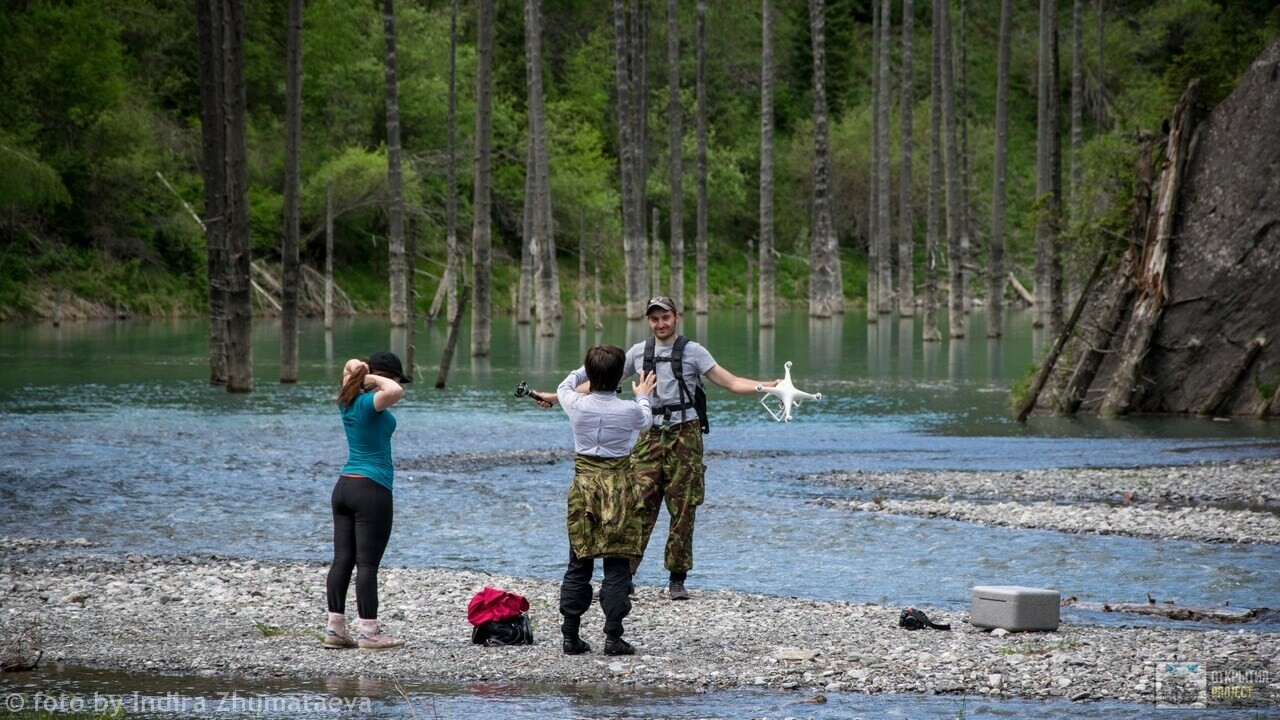 Туристы на озере Кайынды