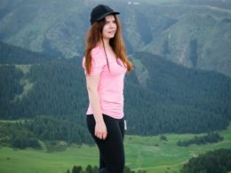 Девушка на фоне гор