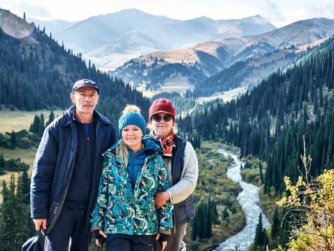 Туристы в ущелье Текес