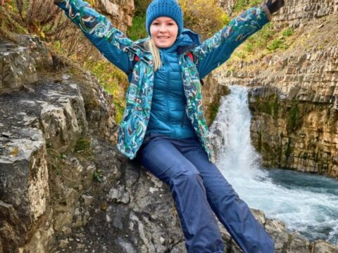 Туристка у водопада Текес