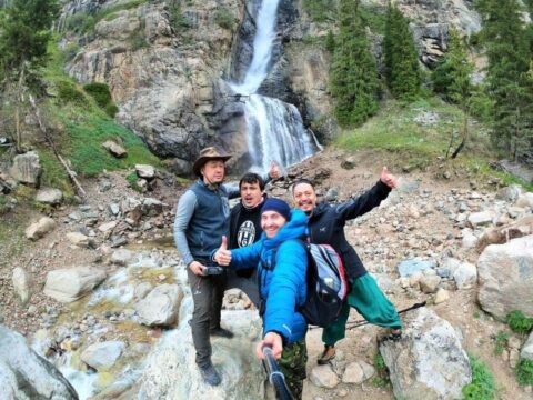 У водопада Бурхан-булак